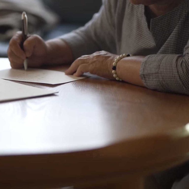 med-vrsticami-dopisovanje